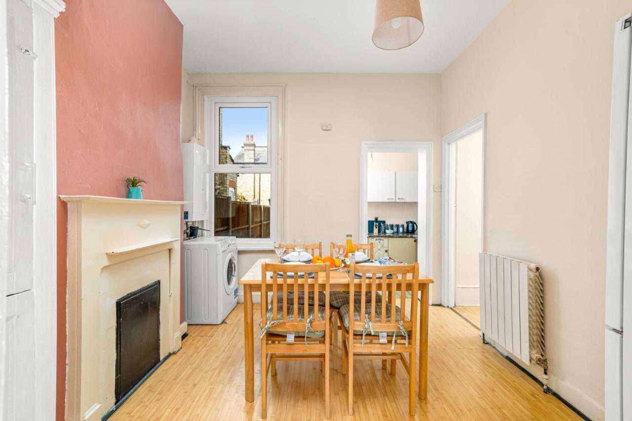 Homely 4-bedroom With 2 Baths & Free Parking Alloggio in famiglia *