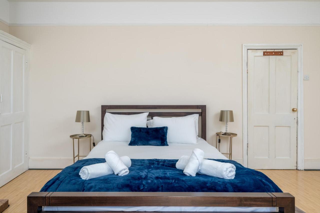 Homely 4-bedroom With 2 Baths & Free Parking Alloggio in famiglia Londra